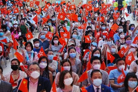 　６月２９日、中国の習近平国家主席が出席する７月１日の香港返還２５年の記念式典について、ロイターを含む７社以上の記者が取材を拒否されたことが明らかになった。写真は返還を祝う人々。２６日、香港で撮影（２０２２年　ロイター/Lam Yik）
