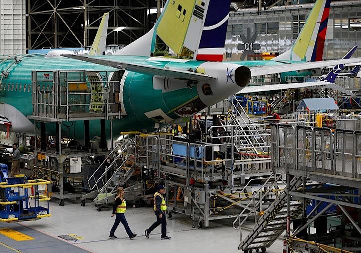 米連邦航空局（FAA）はロイターに対して、墜落事故を受けて運航停止となっている米航空機大手ボーイングの737MAXについて、運航再開前にボーイングによる対処が必要な新たなリスクの可能性が見つかったと明らかにした。写真は建造中の737MAX。米ワシントン州レントンのボーイング工場で3月撮影（2019年　ロイター/Lindsey Wasson）