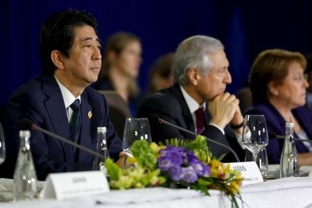 　１１月１８日、安倍晋三首相（写真左）が新興国のインフラ投資支援のため、円借款制度の改革などを２１日にもマレーシアで開かれる東南アジア諸国連合（ＡＳＥＡＮ）関連首脳会合で表明することが明らかになった。１８日撮影（２０１５年　ロイター／Jonathan Ernst）