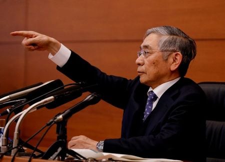 日銀の黒田東彦総裁は２３日、大阪経済４団体共催の懇談会で挨拶し、新型コロナウイルス感染症への対応を含め、２％の物価安定目標の実現に向け極めて緩和的な金融環境を維持する必要があると述べた。資料写真、１月撮影（２０２０年　ロイター／Kim Kyung-Hoon）