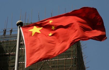 一部の中国国有企業は、合併・買収（Ｍ＆Ａ）関連の借り入れを巡り、不動産開発会社に対する融資規制の調整を検討するよう規制当局に求めた。国内メディアの財聯社が１０日、匿名筋の話として報じた。写真は中国の国旗。北京で２０１３年４月撮影（２０２１年　ロイター／Kim Kyung-Hoon）