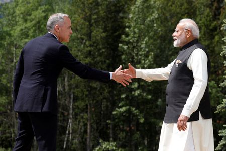 カナダの情報機関は１８日公表した報告書で、インドが外国への干渉を行っていると指摘した。写真はカナダのカーニー首相（左）とインドのモディ首相。６月１７日、カナダのカナナスキスで撮影（２０２５年　ロイター/Amber Bracken）