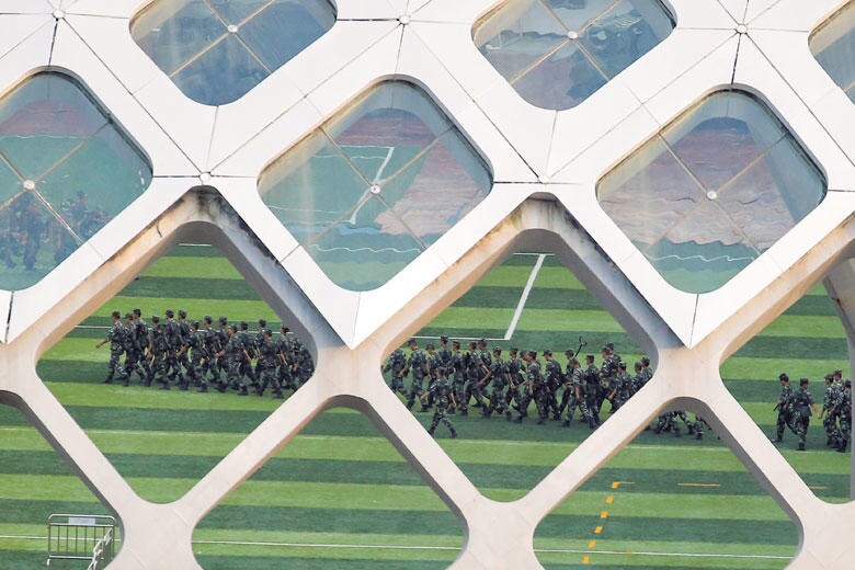 THOMAS PETER-REUTERS