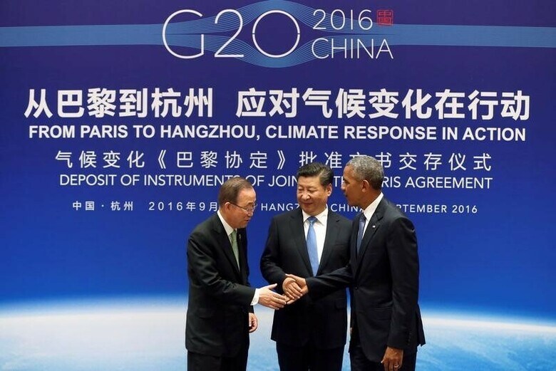 ９月３日、米中両政府は温暖化対策「パリ協定」を批准した。写真は左から国連の潘事務総長、中国の習主席、オバマ米大統領。代表撮影（２０１６年　ロイター）