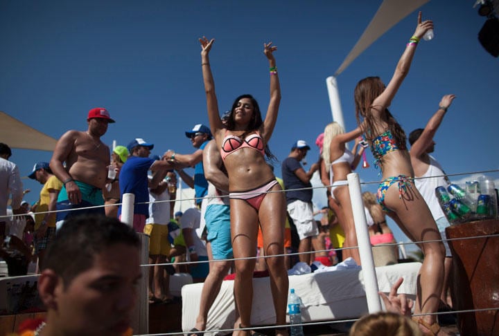 パーティーとなると泥酔して裸になる若者が、客船にも進出してきた　Kim Hong-Ji-REUTERS