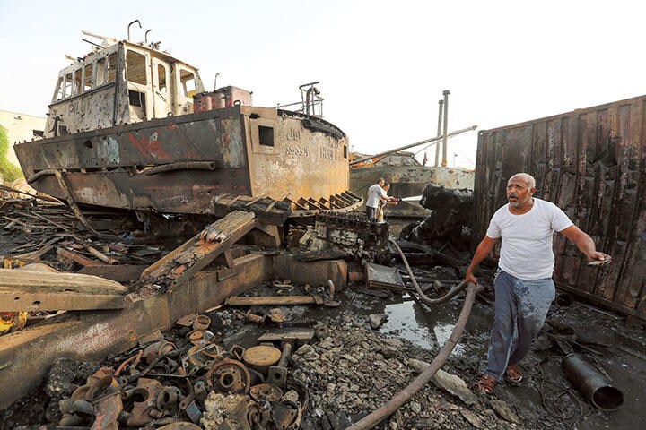 戦略的要衝のホデイダ港で空爆の被害状況を確認する作業員 Abduljabbar Zeyad-REUTERS