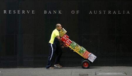 　１２月１５日、オーストラリア準備銀行（中央銀行、ＲＢＡ）のジョナサン・カーンズ金融安定局長は１５日、国内銀行について、２００８－０９年の世界的な金融危機前に比べて、景気悪化への備えができているとの認識を示した。写真はシドニーで２００９年１０月撮影（２０２０年　ロイター／Daniel Munoz）