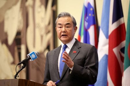 　２月２０日、中国の王毅外相（写真）は、南アフリカで開催された２０カ国・地域（Ｇ２０）外相会合で、ウクライナでの戦争終結に向けてロシアとの合意を目指すトランプ米大統領への支持を表明した。写真は米ニューヨークで１８日撮影（２０２５　ロイター／Brendan McDermid）