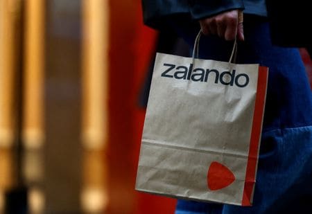 写真はザランドの買い物バッグ。2025年11月、ドイツのベルリンで撮影。REUTERS/Lisi Niesner