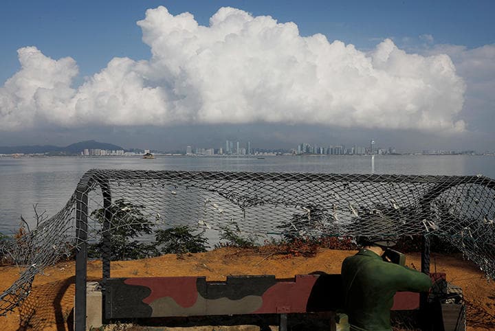 反共の砦、烈嶼鄉から中国の厦門を臨む台湾兵の像 　Tyrone Siu-REUTERS