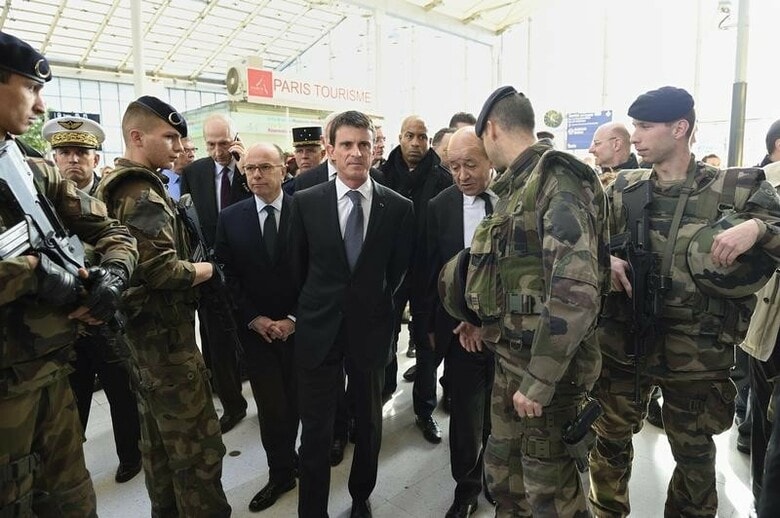 １１月１６日、フランスのバルス首相（写真中央）は、パリの同時多発攻撃を受けて、イスラム過激派と疑われる人物らの関係先を警察が１５日夜から１６日にかけて捜索したと明らかにした。15日撮影（２０１５年　ロイター／Eric Feferberg）
