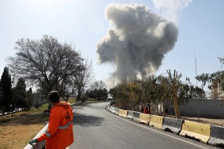 3月5日、イランのテヘランで爆発が起こり、立ち上る煙。Majid Asgaripour/WANA (West Asia News Agency) via REUTERSｖ