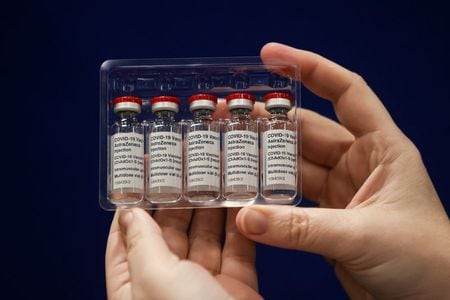 ２月３日、ハンコック英保健相は、英製薬大手アストラゼネカと英オックスフォード大学が共同開発した新型コロナウイルスワクチンについて、６５歳以上の高齢者への接種を推奨しない方針の国が欧州で相次ぐ中、全年齢を対象とする英国の接種方針の妥当性を主張した。写真はアストラゼネカのワクチン。英ニューカッスルアポンタインで１月撮影（２０２１年　ロイター/Lee Smith）