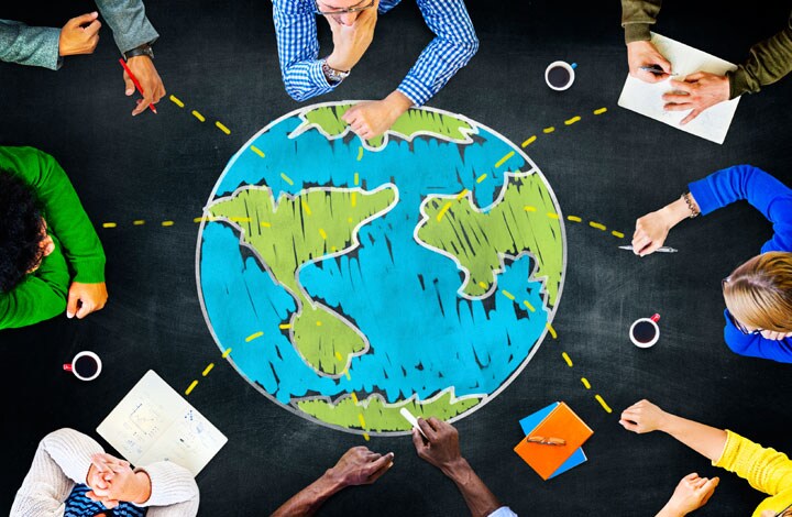 我を通すばかりのネイティブは海外の同僚たちに距離を置かれてしまいがち　Rawpixel Ltd-iStock.