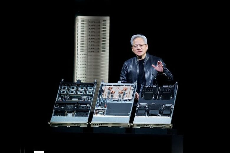 写真はＡＩ半導体「ルービン」を前に講演するジェン​スン・フアン最高経営‌責任者（ＣＥＯ）。3月16日、米カリフォルニア州サンノゼで撮影。  REUTERS/Fred Greaves