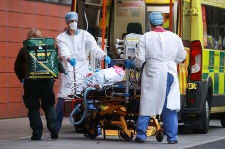 英国で新型コロナウイルス感染症の死者が１０万人に迫る中、保健当局者は２０日、一部病院が「戦場」状態にあると警鐘を鳴らした。ロンドンで１９日撮影（２０２１年　ロイター/HANNAH MCKAY）