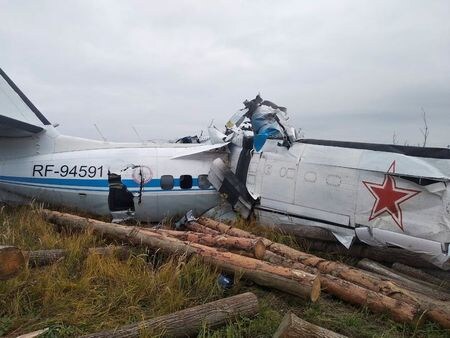 ロシア中部タタルスタン共和国で１０日、パラシュート愛好家が搭乗した航空機が墜落し、１６人が死亡、６人が負傷した。写真はロシア非常事態省提供（２０２１年　ロイター）