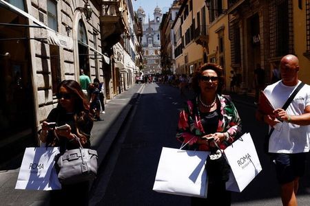 ６日発表された１０月のイタリアのＨＣＯＢサービス部門購買担当者景気指数（ＰＭＩ）は好不況の分かれ目である５０を３カ月連続で下回った。写真はローマで２０２２年６月撮影（２０２３年　ロイター／Guglielmo Mangiapane）