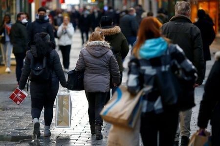 欧州連合（ＥＵ）統計局が３日発表した１０月のユーロ圏小売売上高は前月比０．２％増、前年同月比１．４％増となった。独ケルンで１日撮影。（２０２１年　ロイター/Thilo Schmuelgen）