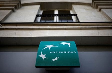 　５月１１日、フランスの銀行最大手ＢＮＰパリバは新規の油田・ガス田開発向けの融資を今後行わないと発表した。写真は同社のロゴ。３月、ナントで撮影（２０２３年　ロイター/Stephane Mahe）