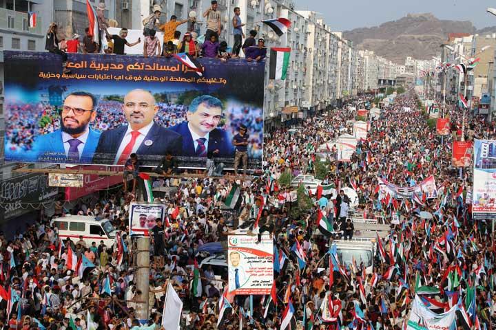 支援してくれたUAEへの感謝を示すデモ行進を行うイエメン南部分離勢力の支持者たち（アデン、9月5日）　Fawaz Salma-REUTERS