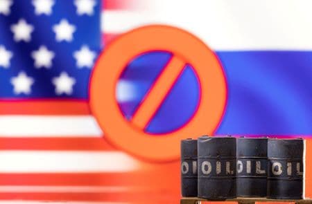 主要７カ国（Ｇ７）とオーストラリアは３日、海上輸送されるロシア原産の石油製品の上限価格について合意した。２０２２年３月撮影（２０２３年　ロイター/Dado Ruvic/Illustration/File Photo）