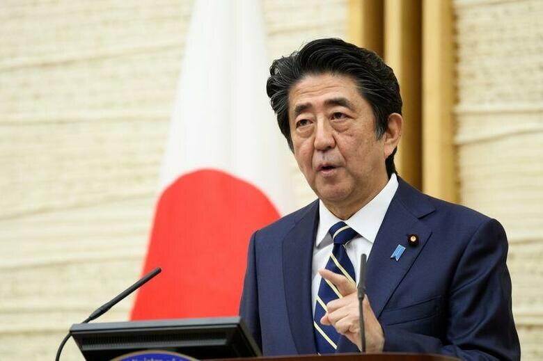 新型コロナウイルスに対応した２０２０年度２次補正予算は、国の財政支出を表す真水が３３兆円程度と１次補正の規模を上回る巨額なものとなった。検察庁法改正案に対する世論の反発などで内閣支持率が急落し、国会の会期延長を回避したい安倍晋三首相（写真）の意向が反映されたとの見方が与党内にはある。５月１４日、都内で代表撮影（２０２０年　ロイター/Akio Kon via REUTERS）