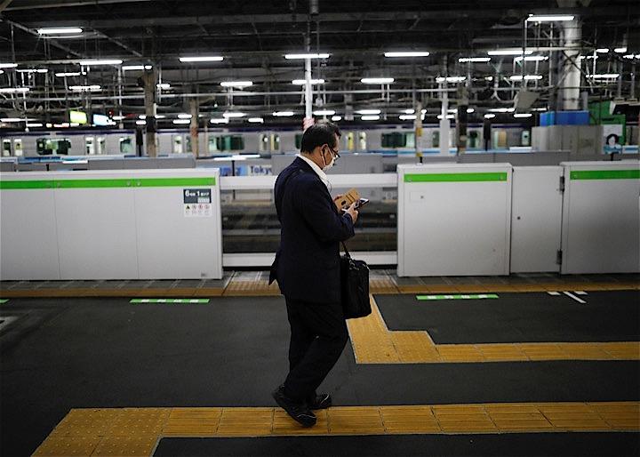 都内で新たに38人の新型コロナウイルスへの感染が確認された。写真は5日、人気の少なくなったJRの駅ホームで。　REUTERS/Issei Kato