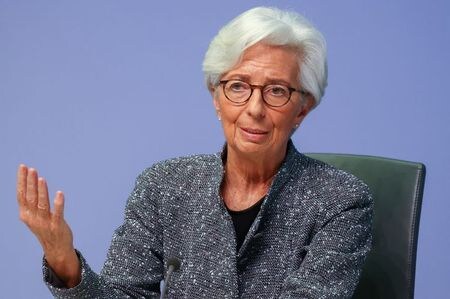 欧州中央銀行（ＥＣＢ）は２９日の定例理事会で主要な政策変更を見送り、１２月に追加対策を講じる可能性を示唆した。写真はラガルド総裁。３月撮影（２０２０年　ロイター/KAI PFAFFENBACH）