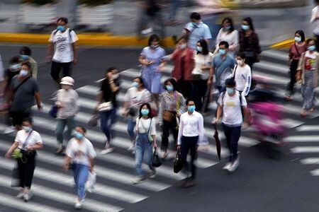 　７月１７日、中国国家衛生健康委員会は、中国本土で新型コロナウイルス感染者が１６日に新たに１０人確認されたと発表した。写真は上海で１６日撮影（２０２０年　ロイター／Aly Song）