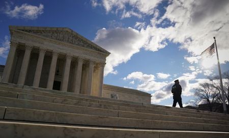 　米国の裁判所では１１月７日、中間選挙前日の７日も票集計などに関する訴訟が繰り広げられた。写真はワシントンの最高裁。２０２０年１２月撮影（２０２２年　ロイター/Kevin Lamarque）