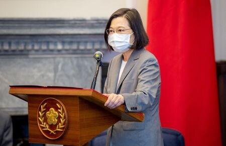 　８月２３日、台湾の蔡英文総統（写真）は、米スタンフォード大学フーバー研究所の代表団と総統府で面会し、中国軍が台湾の金門島、馬祖島を砲撃した１９５８年の第２次台湾海峡危機に触れ、中国軍を撃退した当時と同様に防衛の決意は現在まで続いていると語った。提供写真（２０２２年　ロイター／Taiwan Presidential Office）