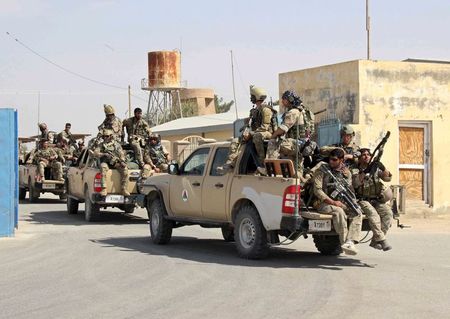 　１０月１日、アフガニスタンの政府軍は、反政府武装勢力タリバンが先月末に制圧した北部クンドゥズ州の州都クンドゥズの大部分を奪還した。写真はタリバンとの戦闘に備えるアフガンの特殊部隊。９月撮影（２０１５年　ロイター）