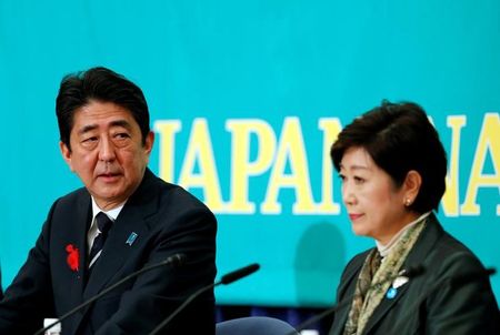 JＴＢＳなどの国内メディアは２６日、安倍晋三首相（写真左）と小池百合子東京都知事（同右）が午後８時から面会すると報じた。２０１７年１０月、東京で撮影（２０２０年　ロイター/Kim Kyung-Hoon）