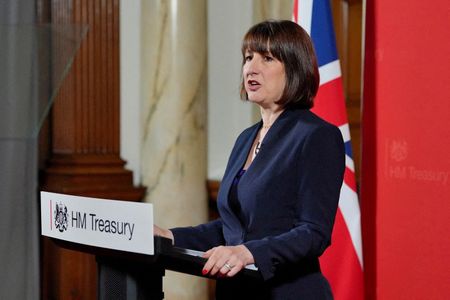 　英政府は８日、ＥＳＧ（環境・社会・ガバナンス）格付け機関を規制する法律を来年提案する方針を示した。写真はリーブス財務相。ロンドンで７月代表撮影（２０２４年　ロイター）