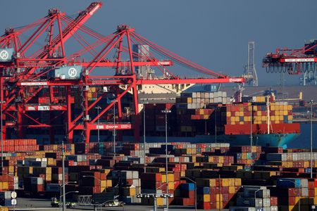 米商務省が公表した２月の財（モノ）の貿易収支は赤字額が前月比０．９％減の１０６６億ドルだった。輸出が１．２％増の１５７２億ドルに膨らんだことが赤字額縮小につながった。２０１９年１月、カリフォルニア州ロングビーチ港で撮影（２０２２ 年　ロイター／Mike Blake/File Photo）