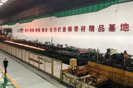 　中国国家統計局が３０日発表した４月の製造業購買担当者景気指数（ＰＭＩ）は５１．１と前月の５１．９から低下した。写真は徳龍鋼鉄の工場。２０１９年６月河北省ケイ台市で撮影（２０２１年　ロイター/Muyu Xu）