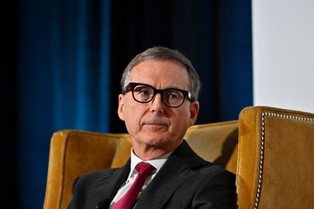 カナダ銀行（中央銀行）のマックレム総裁（写真）は１９日、現地紙グローブ・アンド・メールのインタビューで、インフレ高進について中銀の「大きな見込み違い」があったとの見方を示したが、転換点は近いと指摘した。１２月１２日、バンクーバーで撮影（２０２２年　ロイター/Jennifer Gauthier）