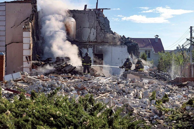 ロシア軍の攻撃を受けたハルキウで救助作業に当たる隊員　UKRINFORMｰNURPHOTOｰREUTERS