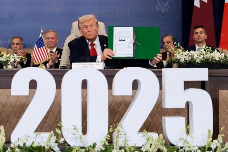 トランプ米大統領は、パレスチナ自治区ガザの和平を巡る首脳会議で、エジプト、カタール、トルコと共にガザ停戦に関する文書に署名した。１３日、シャルムエルシェイクで撮影（２０２５年　ロイター/Evelyn Hockstein）