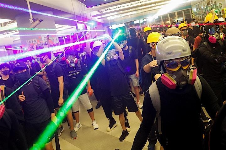 中国がSNSやメディアを使い、香港のデモに対する批判を世界に拡散させようとしている。写真は香港の地下鉄構内に集まったデモ参加者。8月21日、元朗地区で撮影（2019年　ロイター/Thomas Peter）