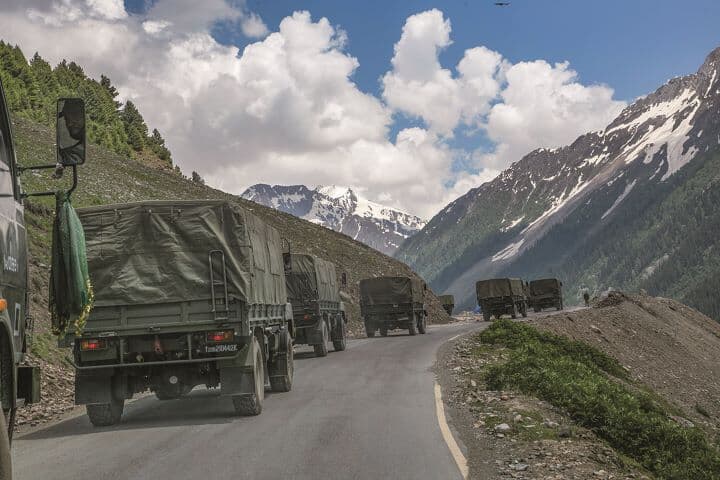 中国と国境を接するラダック地方を行くインド軍部隊（昨年6月）　YAWAR NAZIR/GETTY IMAGES