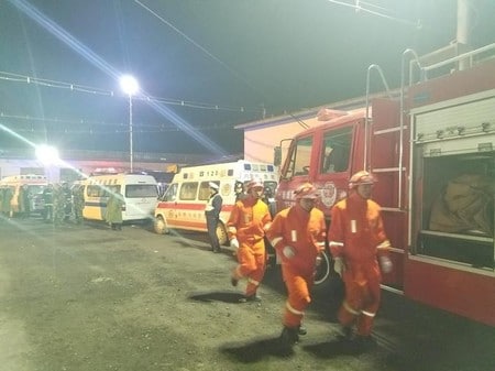 　１２月４日、中国の内モンゴル自治区赤峰市の炭鉱で３日、爆発があり、新華社によると、４日までに３２人の死亡が確認された。写真は現場で働く救助隊。赤峰市で３日撮影（２０１６年　ロイター）