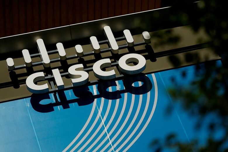 写真は米ネットワーク機器大手シスコシステムズのロゴ。2022年8月、フランスのパリ近郊で撮影。REUTES/Sarah Meyssonnier