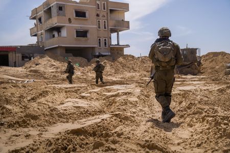 イスラエル軍は、パレスチナ自治区ガザ地区の最南端ラファで破壊された建物のがれきを撤去するなどして更地にする作業を行っている。ラファで任務にあたる兵士、イスラエル軍による２日の提供写真（２０２５年　ロイター）