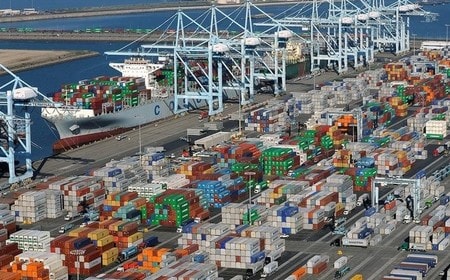 　５月４日、３月の米貿易赤字は縮小した。写真はロサンゼルスとロングビーチの港湾施設で２０１５年２月撮影（２０１７年　ロイター／Bob Riha, Jr./File Photo）