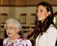 「恐ろしい」...キャサリン妃のウェディングドレスにエリザベス女王が放った言葉の意味とは？