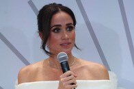 公務での「肩出しルック」に批判...メーガン妃がオフショルダーを好む理由は「胴の長さ」だった?