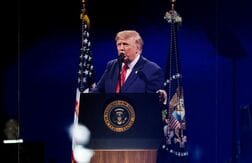 トランプ氏、米建国250年式典で演説　悪天候で開始2時間遅れ