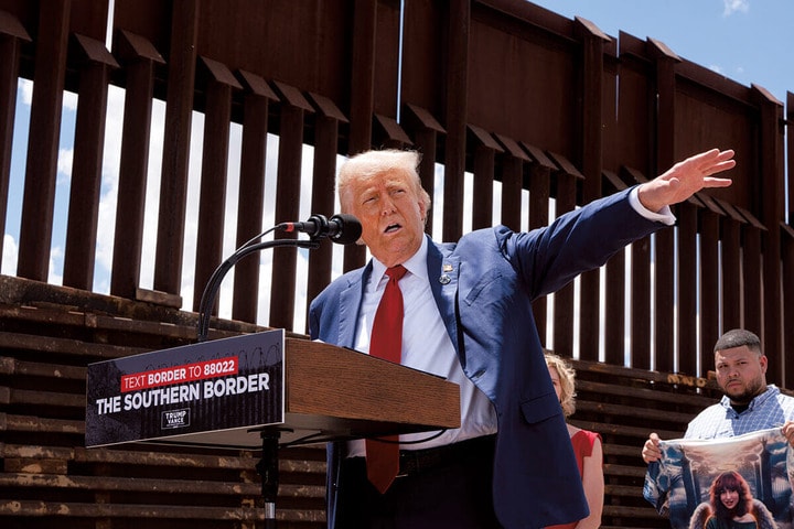 メキシコ国境で移民の強制送還を訴えるトランプ